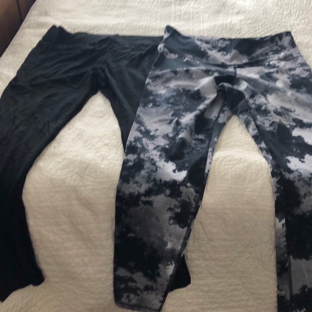 2 pairs of leggings